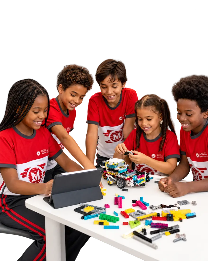 Alunos do Colégio Siglan construindo e programando um projeto de robótica LEGO GoMaker